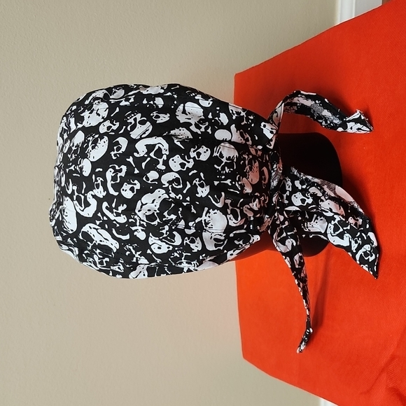 Black & White Skull Headwrap - Picture 3 of 6